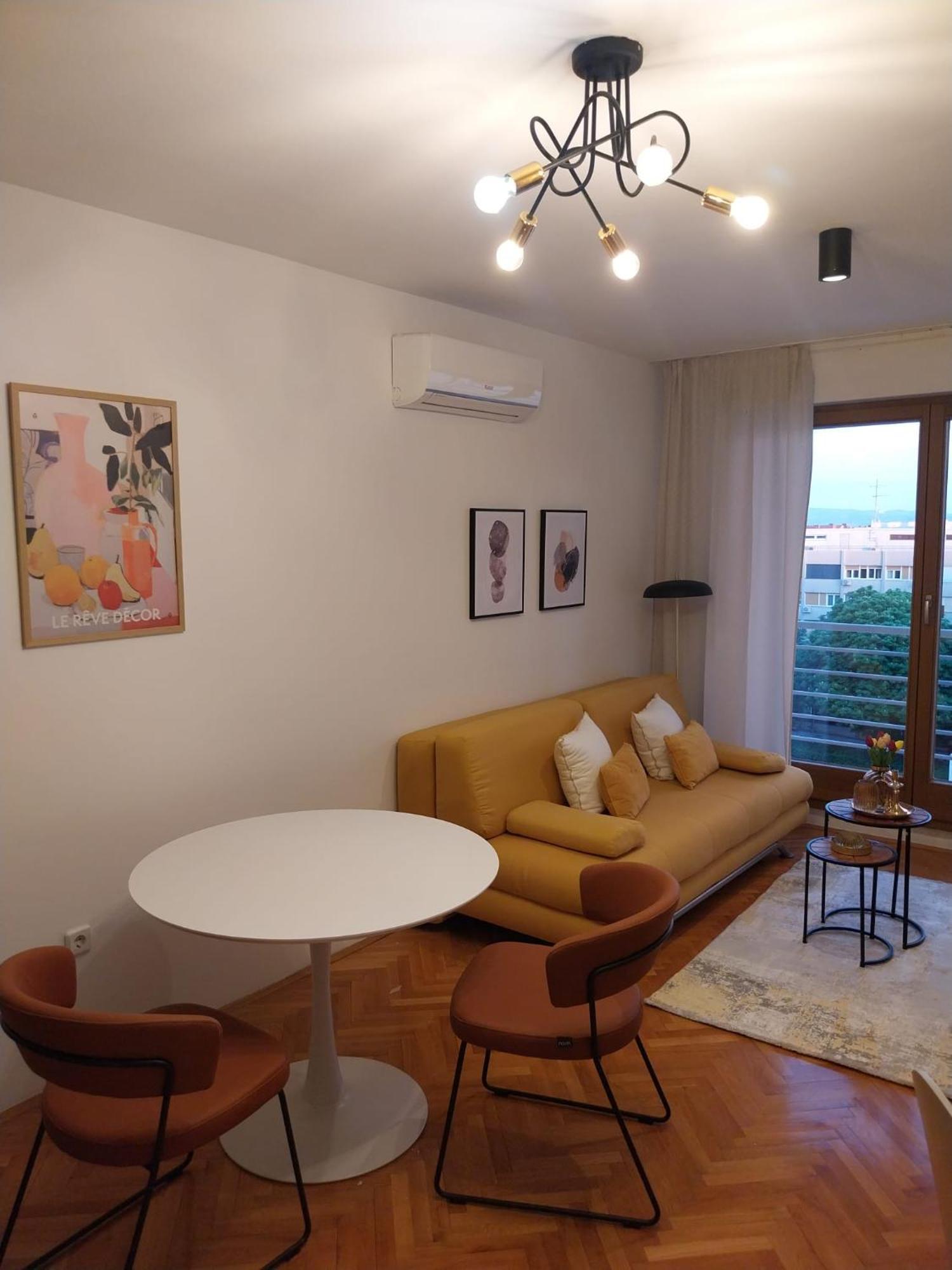 Bel Canto Apartment Split